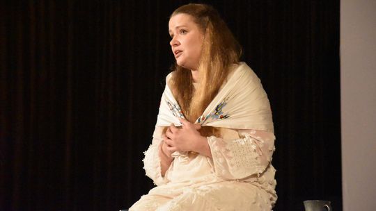 „Welewetka” Stasi Budzisz ożyła w teatralnej odsłonie, krok po kroku odsłaniając trudną historię