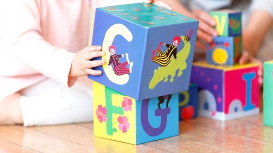 Wesprzyj Pomorskie Hospicjum dla Dzieci. Możesz to zrobić w wybrany przez siebie sposób klocki, dzieci, zdjęcie ilustracyjne