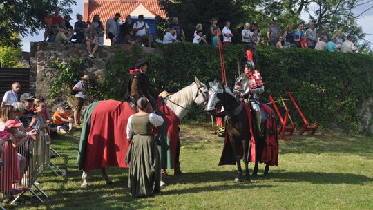 Widowiskowy turniej rycerski na błoniach zamku w Sztumie - walki konne i piesze