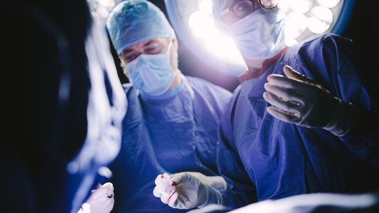 Wielka awantura o zarobki lekarzy! Kto naprawdę zarabia 100 tys. zł?