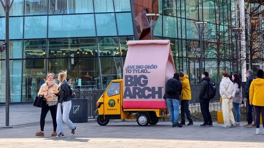 Wielka torba McDonald’s w centrum Gdańska. Co kryje? Znamy odpowiedź