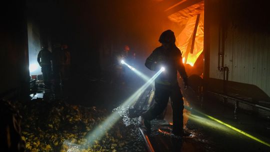 Wielki pożar zakładów mięsnych w Kawlach. Trwa akcja ratownicza, zaginął strażak
