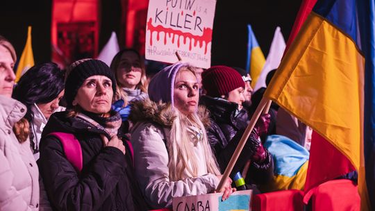 Wielki wiec solidarności z Ukrainą! Tłumy pod Pomnikiem Poległych Stoczniowców