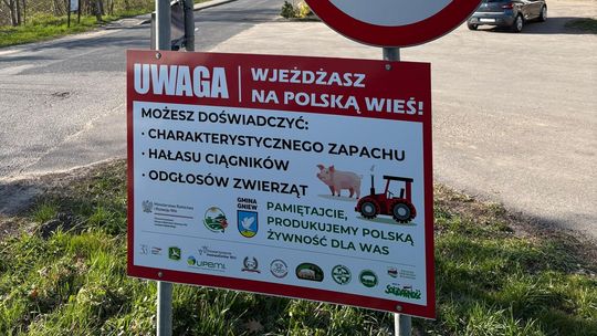Tablica „Uwaga! Wjeżdżasz na polską wieś”