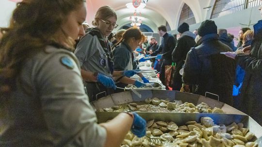Wigilia dla potrzebujących w Wielkiej Zbrojowni. Ciepły posiłek i paczki żywnościowe