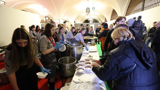 Wigilia dla potrzebujących w Wielkiej Zbrojowni. Ciepły posiłek i świąteczne paczki