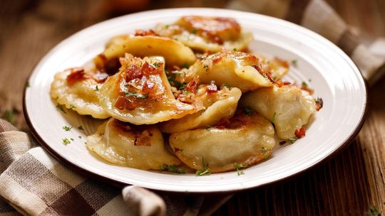 Wigilijne pierogi i uszka na wynos. Tak Polacy skracają sobie przygotowania do świąt