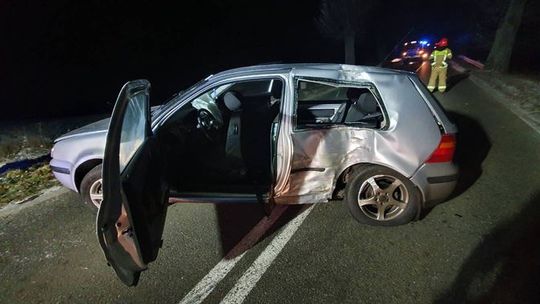 Wjechał do rowu i uderzył w drzewo. Prawo jazdy miał miesiąc