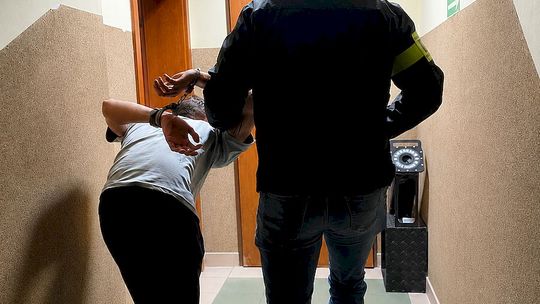 Powiat pucki. Wjechał na podwórko, staranował posesję i... uciekł. Szybko został namierzony
