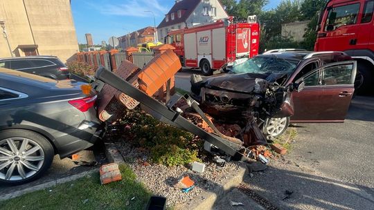 Człuchów: Wjechał w ogrodzenie budynku straży pożarnej, nie miał prawa jazdy
