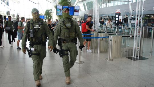 Jak skończyć z głupimi zachowaniami na lotniskach? Rusza specjalna kampania