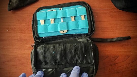 Włamał się do mieszkania na Zaspie. Wpadł z zestawem wytrychów i fantami