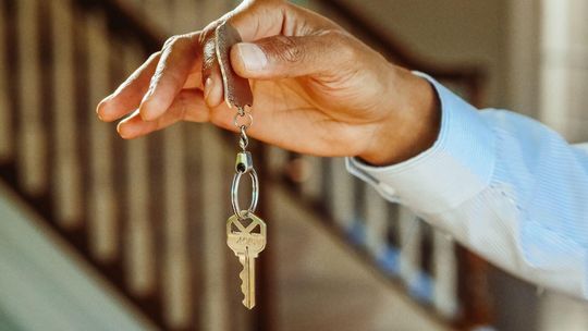 Włamanie do mieszkania w Łebie. Klucz za doniczką skusił złodziejkę