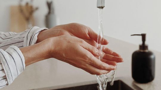 woda, mycie rąk, zlew, zdjęcie ilustracyjne