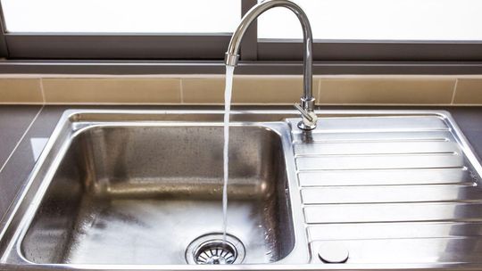 zlew, kran, zdjęcie ilustracyjne