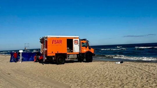 Tragedia w Sztutowie! Wysoka fala porwała spacerującą kobietę