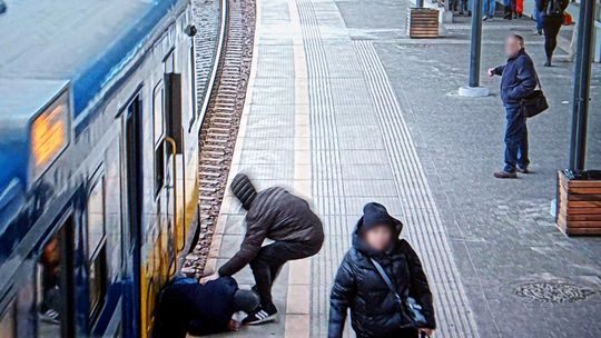 Wpadł między pociąg a peron, bo... zaspał na ławce. Był pijany