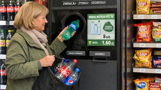 Rekordowe zwroty opakowań w butelkomatach. Ile można zyskać na kaucji? butelkomat, zdjęcie ilustracyjne