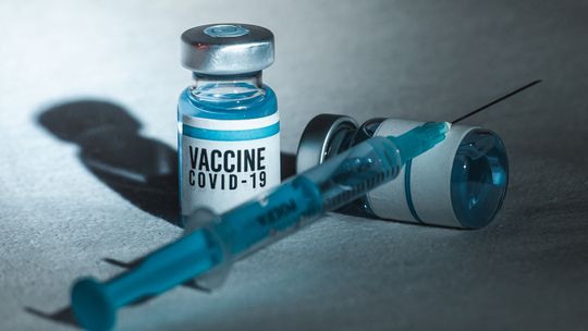 Wspólne szczepionki na grypę i COVID-19 wzmocnią odporność? Gdański ośrodek bierze udział w światowych badaniach