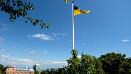 kaszubska flaga na Górze Gradowej w Gdańsku