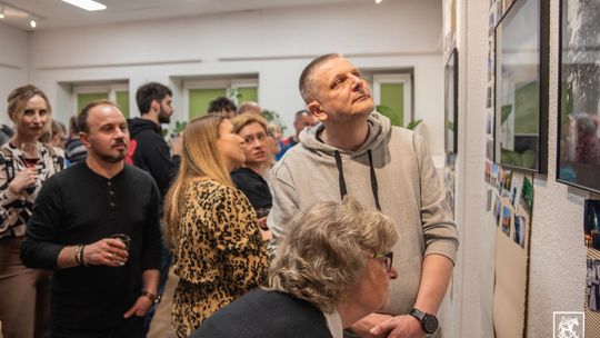 "Wszyscy pochodzimy z morza”. Wernisaż wystawy Huberta Bierndgarskiego w Ustce