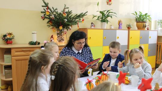 Wszyscy powinni zarabiać tyle, aby godnie  żyć, nauczyciele też, choć do szkoły  nie przychodzą ludzie, którzy chcą się dorobić