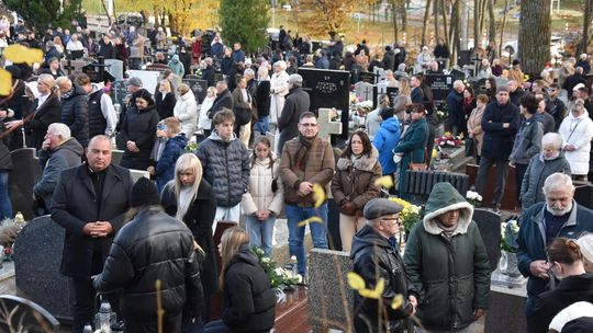 Wszystkich Świętych w Kartuzach 2025. Procesja i modlitwa na górnym cmentarzu