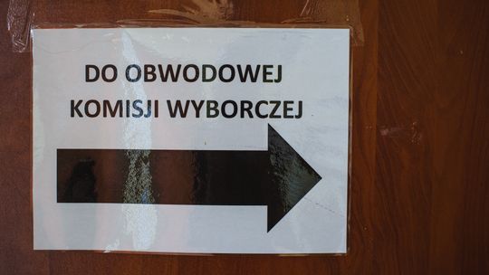 wybory, znak kierujący do obwodowej komisji wyborczej