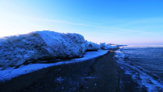 Wyjątkowe zjawisko nad Bałtykiem! "Lodowe tsunami" na plaży w Mikoszewie