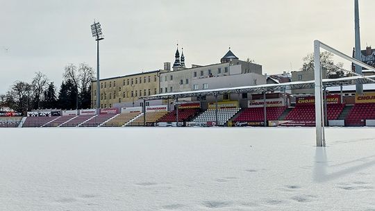 Wyjątkowo mroźna zima testuje pomorską piłkę nożną. Kluby chcą czekać na wiosnę