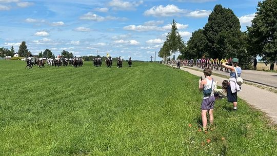 Wyjątkowy obrazek na Tour de Pologne. Kaszubscy Kuczerzy pojechali obok peletonu