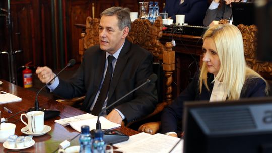 Burmistrz Chojnic z podwyżką? Opozycja apeluje o honor, urzędnicy tłumaczą się przepisami Wynagrodzenie burmistrza Chojnic w górę. Opozycja apeluje o... honor