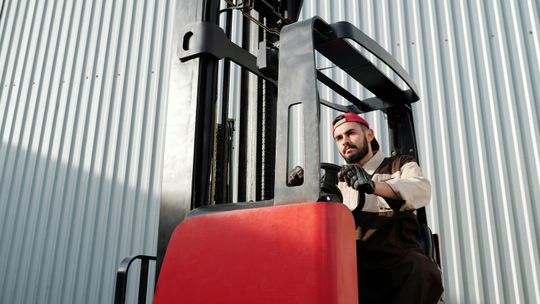 Wynajem wózków widłowych – elastyczne rozwiązanie dla firm, które chcą działać sprawnie