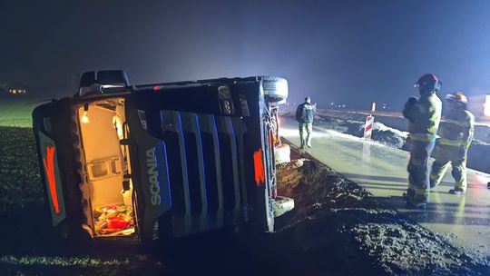 Wypadek koło Kończewic! Wywróciła się ciężarówka, poważne utrudnienia w ruchu