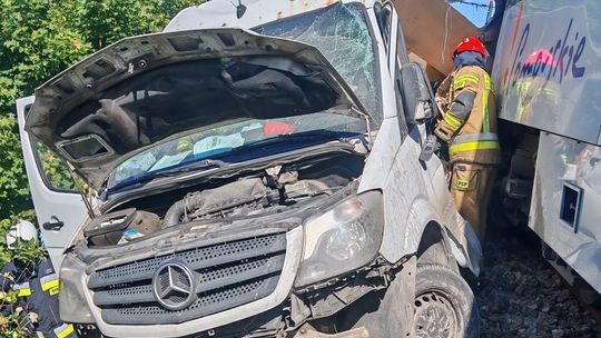 Wypadek na przejeździe kolejowym w Żelistrzewie. Bus uderzył w pociąg, ewakuowano pasażerów