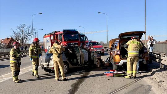 Wypadek na wiadukcie w Malborku! Zderzyły się dwa samochody osobowe