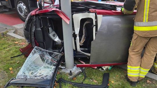 Gdynia: Trójkołowiec wjechał w słup. Jedna osoba poszkodowana