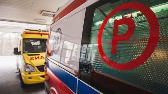 Wypadek podczas przycinania drzewa w Robakowie. Mężczyzna spadł z wysokości 12 metrów