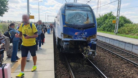 Pod Tczewem pociąg zderzył się z przyczepą rolniczą. Ruch kolejowy wstrzymany!