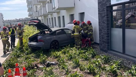 Wypadek w Gdańsku. Kierowca zasłabł, wjechał w pieszych i uderzył w dom
