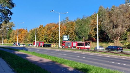 przewrócony samochód na ul. Nowolipie w Gdańsku