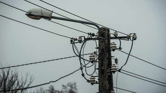 latarnia, linia energetyczna, zdjęcie ilustracyjne