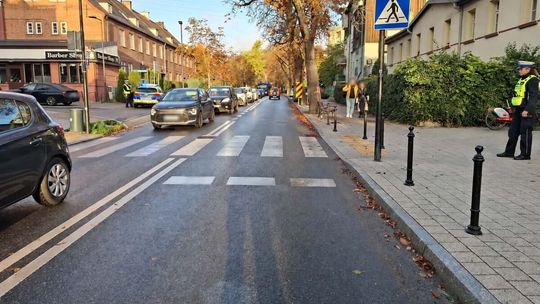 Wypadek w Sopocie. Trzylatek wypadł z wózka rowerowego. Na szczęście miał kask