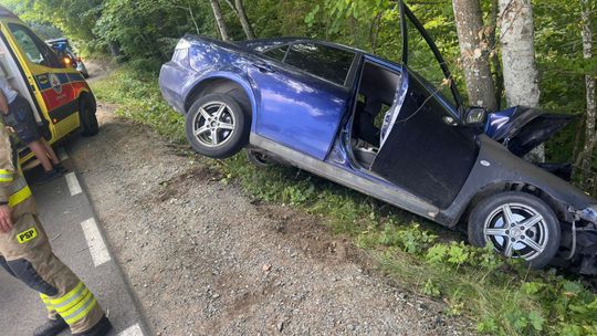 Wypadek w Wielkiej Piaśnicy. 26-latek zjechał na przeciwny pas i uderzył w drzewo