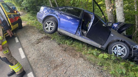 Wypadek w Wielkiej Piaśnicy! 26-latek zjechał na przeciwny pas i uderzył w drzewo
