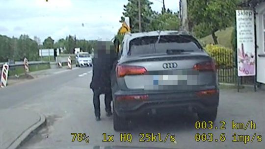 Wyprzedził radiowóz na czerwonym świetle, w czasie kontroli auto... zaczęło mu odjeżdżać