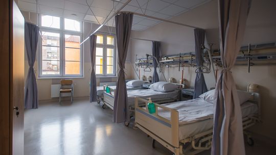 Wzrost zachorowań na covid. Kolejne szpitale ograniczają odwiedziny i wprowadzają nakaz noszenia maseczek