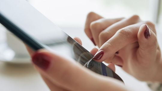 Z aplikacją parkujtutaj.com znajdziesz miejsca postojowe w pobliżu nekropolii