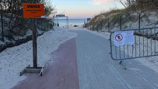 Z części plaż w Ustce usunięto już tajemniczą substancję. Nadal trzeba zachować ostrożność