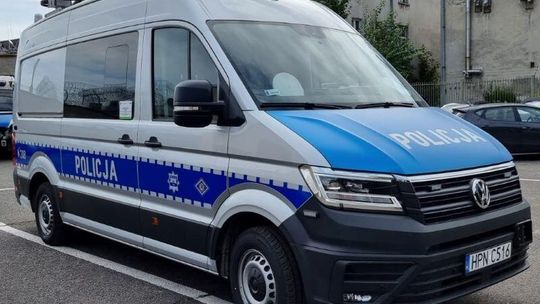 Gdynia: Z okna rzucił butelką w policyjny radiowóz. Potem ukrył się w mieszkaniu